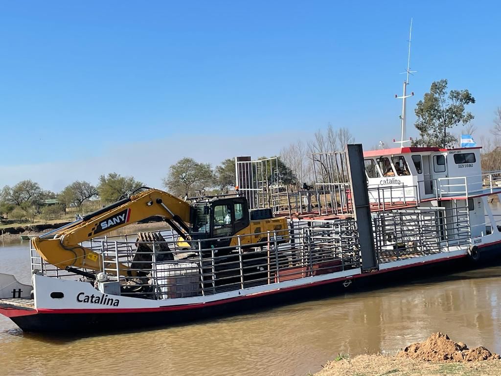 Barcaza Catalina transportando ganado con cielo nublado